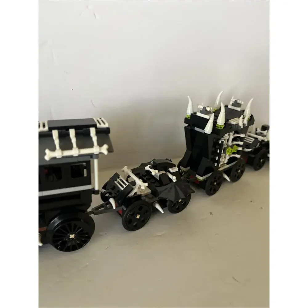 LEGO MONSTER FIGHTERS 9467 GHOST Train. 2 Mini Figs.